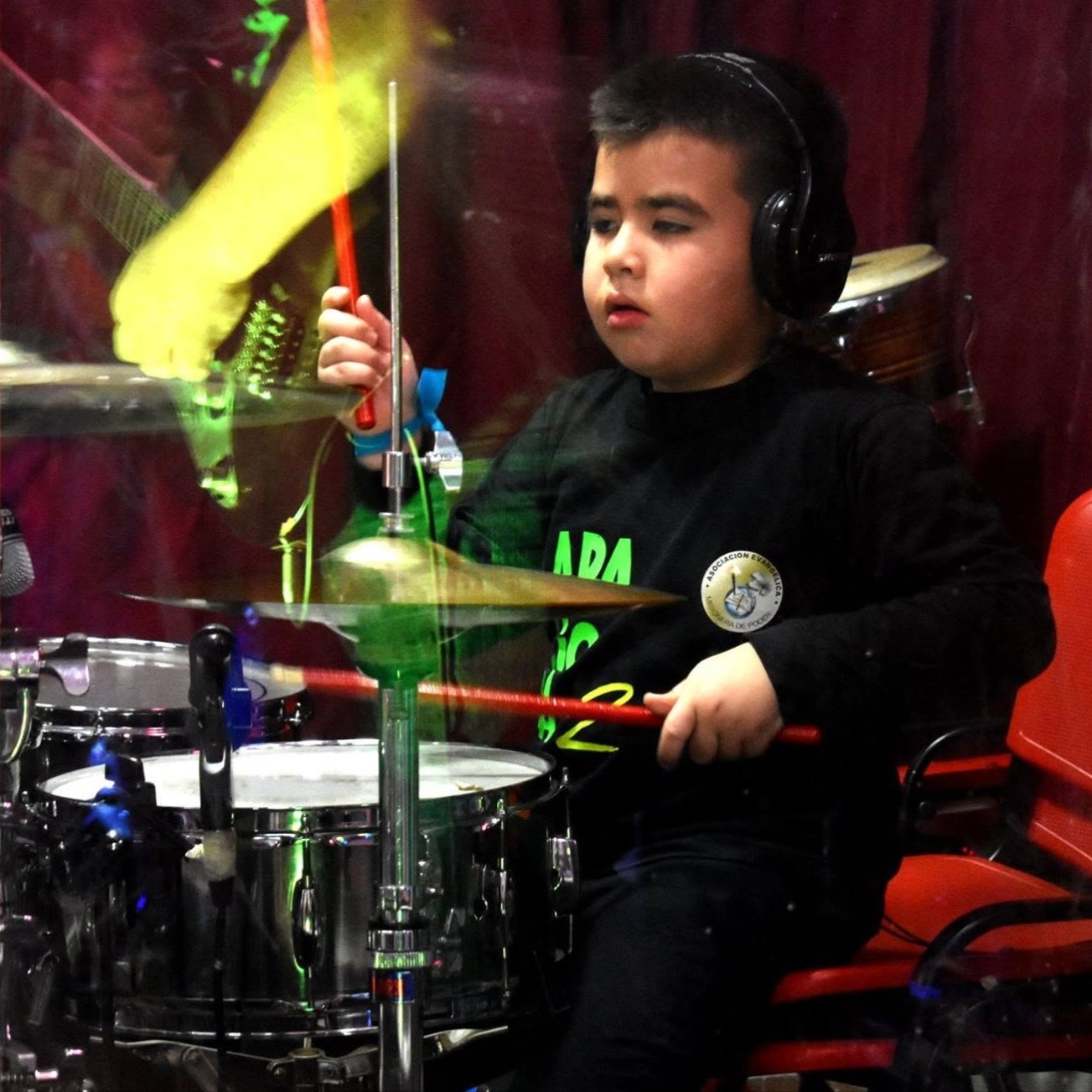 Axel tocando la batería en su iglesia