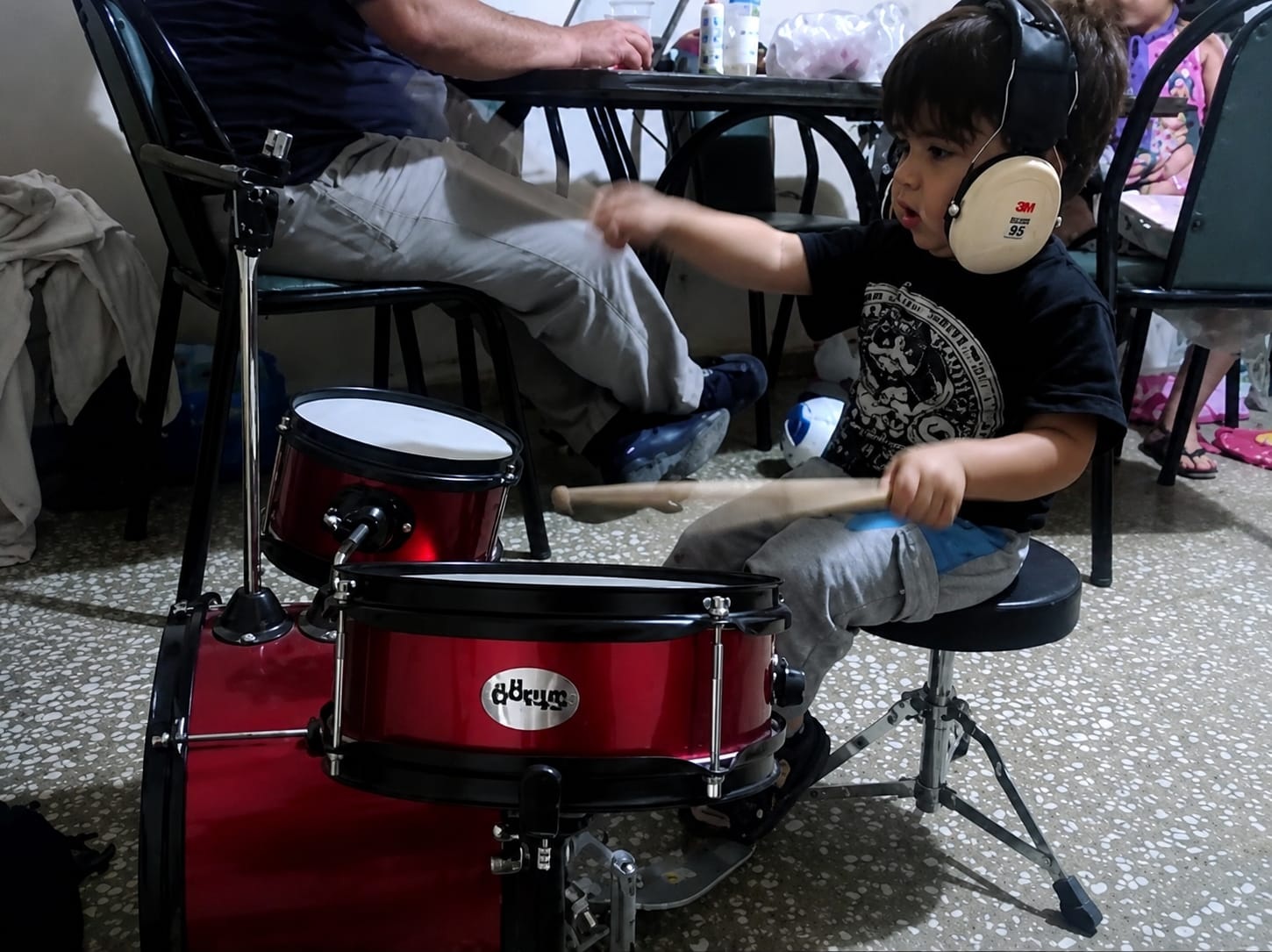 Axel con su mini batería a los tres años